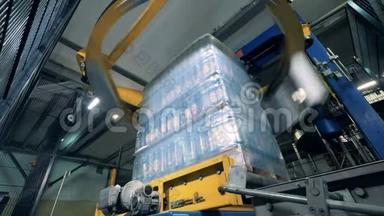 特殊机器<strong>包装瓶</strong>在工厂，底部视图。